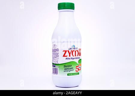 Zymil Parmalat latte pastorizzato a basso contenuto di grassi senza  lattosio latte Foto stock - Alamy