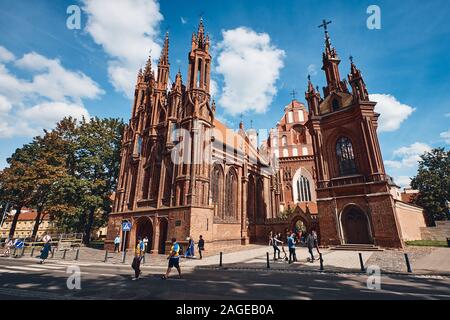 VILNIUS, Lituania - 7 SET 2019: una parte esterna della chiesa di Sant'Anna nella città di Vilnius, Lituania Foto Stock