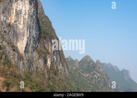 Formazione carsica e nebbioso calcare paesaggio montano tra Guiling e Yangshuo, provincia di Guangxi, Cina Foto Stock