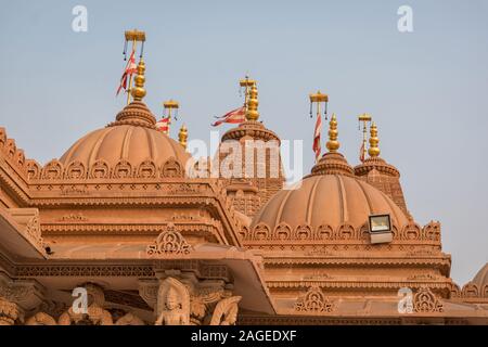 Shikhara di BAPS Shree Swaminarayan tempio nel porto di Diamante Rd, Calcutta, West Bengal, India Foto Stock