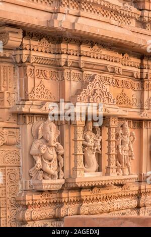 Dettagli architettonici del tempio di Swaminarayan nel porto di Diamante Rd, Calcutta, West Bengal, India Foto Stock