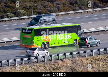 8 dicembre, 2019 Los Angeles / CA / STATI UNITI D'AMERICA - FLiXBUS a veicolo in marcia sulla Interstate nella contea di Los Angeles; Flixbus è un marchio tedesco di proprietà di FlixMobility Foto Stock