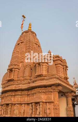 Shikhara di BAPS Shree Swaminarayan tempio nel porto di Diamante Rd, Calcutta, West Bengal, India Foto Stock