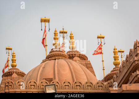 Shikhara di BAPS Shree Swaminarayan tempio nel porto di Diamante Rd, Calcutta, West Bengal, India Foto Stock