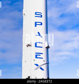 8 dicembre, 2019 Hawthorne / Los Angeles / CA / STATI UNITI D'AMERICA - SpaceX (Space Exploration Technologies Corp.) firmare su Falcon 9 rocket presso la loro sede centrale; SpaceX ho Foto Stock