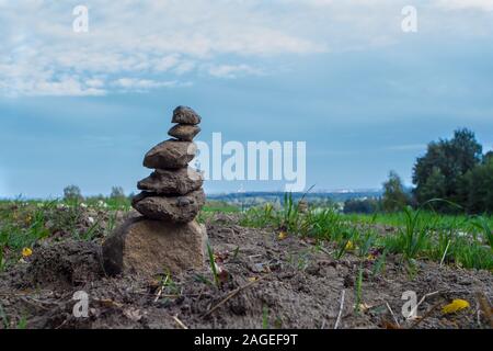 Pila di pietre su una collina fangosa - stabilità di affari concetto Foto Stock