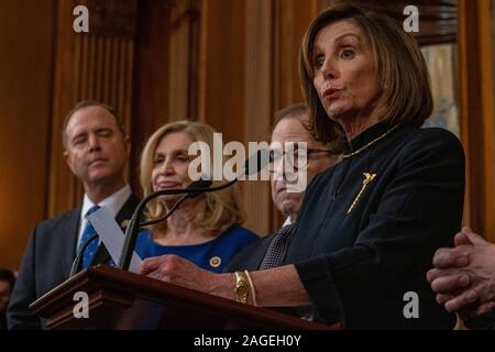 Altoparlante della Camera dei rappresentanti degli Stati Uniti Nancy Pelosi (D-CA), parla nel corso di una conferenza stampa dopo la Camera dei rappresentanti ha votato per impeach presidente Donald John Trump sulla Capitol Hill dic. 18, 2019, Washington DC. In piedi accanto a lei (L-R) Presidente del Parlamento Comitato di Intelligence sost. Adam Schiff (D-CA), Presidentessa della casa di supervisione e di riforma Comitato sost. Carolyn Maloney (D-NY), Presidente del Parlamento Comitato Giudiziario sost. Jerry Nadler (D-NY). Questa è la quarta volta che un Presidente americano ha affrontato impeachment. Il presidente è accusato di ostruzione del Congresso e ab Foto Stock