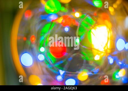 Retrò classico led ad incandescenza lampada elettrica bianco caldo su blur sullo sfondo, Vintage lampadina della luce Foto Stock