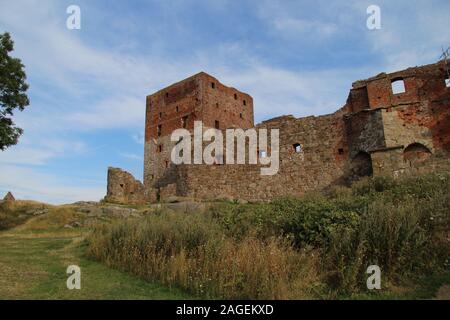 Maestosa vista delle rovine della più grande fortificazione della Scandinavia: Hammershus Castello di Bornholm Foto Stock