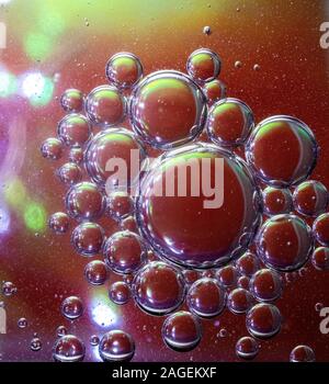 Bellissimo colpo di bolle di sapone con interessanti texture su un sfondo rosso Foto Stock