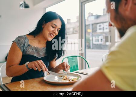 Giovane avendo pranzo in ristorante Foto Stock