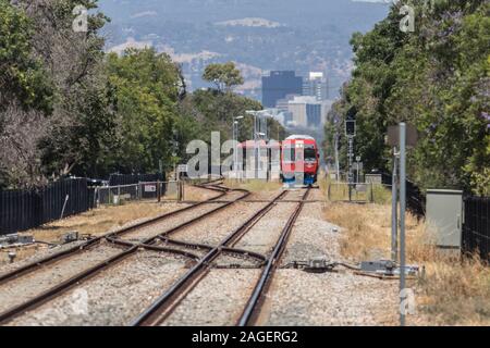 Adelaide, Australia. Il 19 dicembre 2019. Un treno della metropolitana come passa il calore haze irradia su binari su una torrida giornata in Adelaide durante una ondata di caldo con temperature soffocante dovrebbe raggiungere 48c. Credito: Amer Ghazzal/Alamy Live News Foto Stock