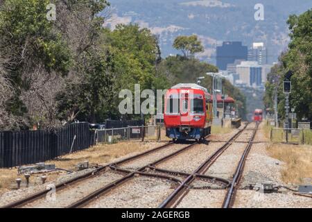 Adelaide, Australia. Il 19 dicembre 2019. Un treno della metropolitana come passa il calore haze irradia su binari su una torrida giornata in Adelaide durante una ondata di caldo con temperature soffocante dovrebbe raggiungere 48c. Credito: Amer Ghazzal/Alamy Live News Foto Stock