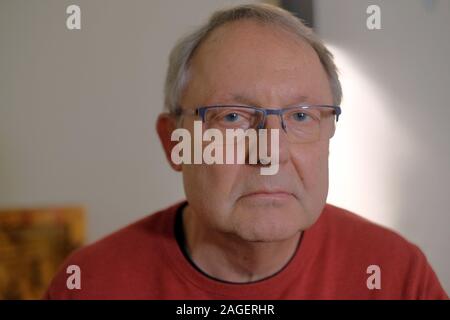 Bremen, Germania. Xvii Dec, 2019. La prigione pastore di Brema correzionali facility, Pietro Arenz, sorge nella cappella della prigione. Arenz distribuisce borse di Natale di doni per i detenuti. Credito: Patrik Stollarz/dpa/Alamy Live News Foto Stock