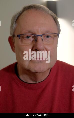 Bremen, Germania. Xvii Dec, 2019. La prigione pastore di Brema correzionali facility, Pietro Arenz, sorge nella cappella della prigione. Arenz distribuisce borse di Natale di doni per i detenuti. Credito: Patrik Stollarz/dpa/Alamy Live News Foto Stock