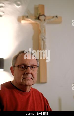 Bremen, Germania. Xvii Dec, 2019. La prigione pastore di Brema correzionali facility, Pietro Arenz, sorge nella cappella della prigione. Arenz distribuisce borse di Natale di doni per i detenuti. Credito: Patrik Stollarz/dpa/Alamy Live News Foto Stock