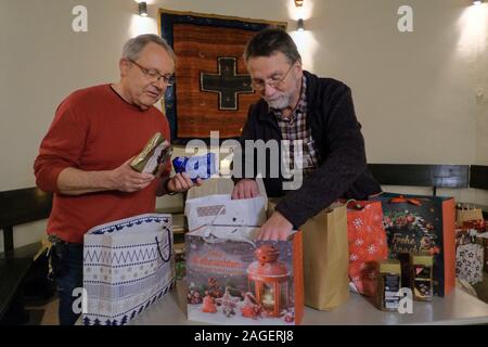 Bremen, Germania. Xvii Dec, 2019. La prigione protestante pastore di Brema correzionali facility, Pietro Arenz (l), e il suo collega di Cattolica il diacono Richard Goritzka, insieme pack sacchetti di Natale per i bisognosi di prigionieri. Più di 400 borse di cibo e dolci sono stati donati ai prigionieri. Arenz distribuisce i sacchi per i detenuti di Brema correzionali facility. Credito: Patrik Stollarz/dpa/Alamy Live News Foto Stock