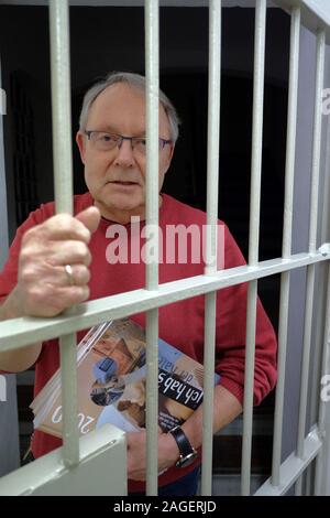 Bremen, Germania. Xvii Dec, 2019. La prigione pastore di Brema correzionali facility, Pietro Arenz, sorge nella cappella della prigione. Arenz distribuisce borse di Natale di doni per i detenuti. Credito: Patrik Stollarz/dpa/Alamy Live News Foto Stock