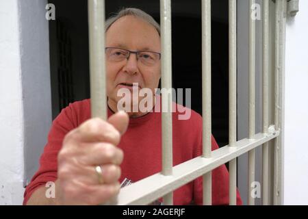 Bremen, Germania. Xvii Dec, 2019. La prigione pastore di Brema correzionali facility, Pietro Arenz, sorge nella cappella della prigione. Arenz distribuisce borse di Natale di doni per i detenuti. Credito: Patrik Stollarz/dpa/Alamy Live News Foto Stock