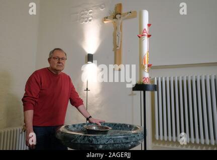 Bremen, Germania. Xvii Dec, 2019. La prigione pastore di Brema correzionali facility, Pietro Arenz, sorge nella cappella della prigione. Arenz distribuisce borse di Natale di doni per i detenuti. Credito: Patrik Stollarz/dpa/Alamy Live News Foto Stock