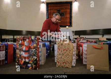 Bremen, Germania. Xvii Dec, 2019. Peter Arenz, pastore della prigione di Brema, confezioni sacchetti di Natale per i bisognosi di prigionieri. Oltre 400 sacchi di cibo e dolci sono stati donati dai cittadini ai prigionieri. Credito: Patrik Stollarz/dpa/Alamy Live News Foto Stock