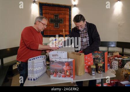 Bremen, Germania. Xvii Dec, 2019. La prigione protestante pastore di Brema correzionali facility, Pietro Arenz (l), e il suo collega di Cattolica il diacono Richard Goritzka, insieme pack sacchetti di Natale per i bisognosi di prigionieri. Più di 400 borse di cibo e dolci sono stati donati ai prigionieri. Arenz distribuisce i sacchi per i detenuti di Brema correzionali facility. Credito: Patrik Stollarz/dpa/Alamy Live News Foto Stock