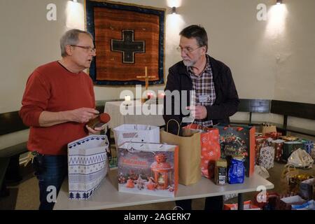 Bremen, Germania. Xvii Dec, 2019. La prigione protestante pastore di Brema correzionali facility, Pietro Arenz (l), e il suo collega di Cattolica il diacono Richard Goritzka, insieme pack sacchetti di Natale per i bisognosi di prigionieri. Più di 400 borse di cibo e dolci sono stati donati ai prigionieri. Arenz distribuisce i sacchi per i detenuti di Brema correzionali facility. Credito: Patrik Stollarz/dpa/Alamy Live News Foto Stock