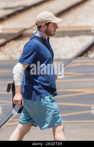 Adelaide, Australia. Il 19 dicembre 2019. I pedoni a camminare su una torrida giornata in Adelaide durante una ondata di caldo con temperature soffocante dovrebbe raggiungere 48c. Credito: Amer Ghazzal/Alamy Live News Foto Stock