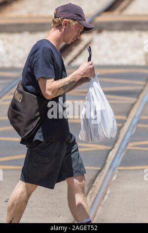 Adelaide, Australia. Il 19 dicembre 2019. I pedoni a camminare su una torrida giornata in Adelaide durante una ondata di caldo con temperature soffocante dovrebbe raggiungere 48c. Credito: Amer Ghazzal/Alamy Live News Foto Stock