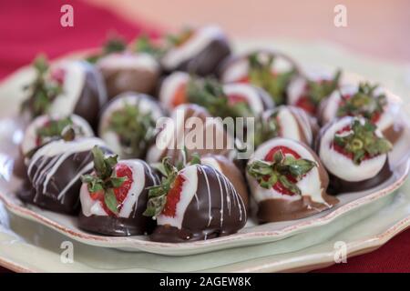 Cioccolato fragole anabbaglianti su piastra bianca Foto Stock