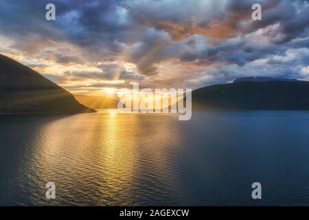 Incredibile tramonto sull'fiordi della Norvegia Foto Stock