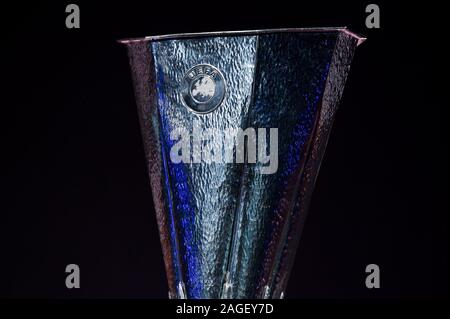 Gdansk, Polonia. Xviii Dicembre, 2019. UEFA Europa League Trophy. Il 2020 UEFA Europa League finale sarà la partita finale del 2019-20 UEFA Europa League, la quarantanovesima stagione di Europa secondaria del football club torneo organizzato dalla UEFA e la undicesima stagione poiché è stato rinominato dalla Coppa UEFA per la FINALE di UEFA Europa League. Esso sarà svolto presso il Stadion Energa Danzica Danzica, Polonia il 27 maggio 2020. Credito: SOPA Immagini limitata/Alamy Live News Foto Stock