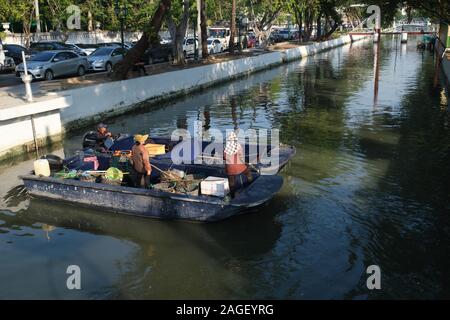 I dipendenti del comune di Bangkok in una barca sul canal Klong Lotto (Klong Lod / Klong signore) nell'area della città vecchia di Bangkok, Thailandia, la raccolta di rifiuti Foto Stock