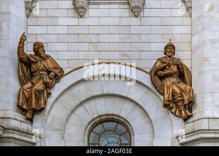 Close up di dettagli architettonici della facciata della famosa cattedrale ortodossa di Cristo Salvatore in un giorno nuvoloso a Mosca, Russia Foto Stock