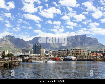 Paesaggio su Table Mountain e Cape Grace Hotel da un punto di vista al V&A Waterfront, Città del Capo, Sud Africa Foto Stock