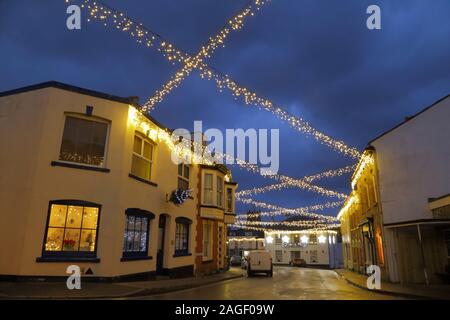 Luce di natale nella città di Colyton, Devon Foto Stock