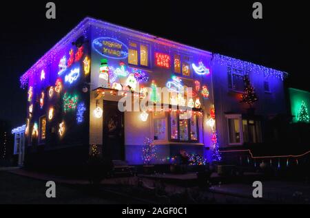 Casa decorata con luce di Natale in Colyton, Devon Foto Stock