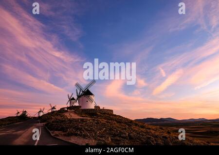 23 settembre 2019, Spagna, Consuegra: i mulini a vento di Consuegra dal XVI secolo sul colle Calderico di sera al tramonto. La regione è servita Miguel de Cervantes come impostazione per il famoso libro 'Dsul Quijote de la Mancha". Foto: Jens Kalaene/dpa-Zentralbild/ZB Foto Stock