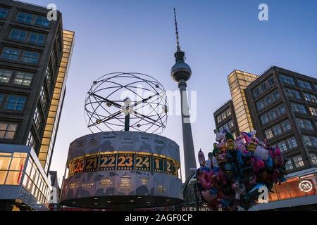 18 dicembre 2019, Berlino: il Alexanderhaus (l-r), il mondo time clock, la torre della televisione e il Berolinahaus su Alexanderplatz alla stazione di Alexanderplatz nel mezzo della serata nel blu ora. Foto: Jens Kalaene/dpa-Zentralbild/ZB Foto Stock