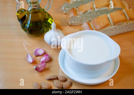 Ajoblanco e ingredienti. Malaga, Andalusia, Spagna. Foto Stock