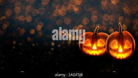 Halloween sfondo con jack o lantern scary zucche sul bokeh di fondo a lume di candela. Festa di Halloween invito il layout di progettazione. Spooky halloween po Foto Stock