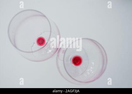 Vuoto due bicchieri di vino è vista dal di sopra. Chiudere la vista. Foto Stock