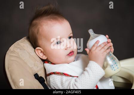 Un bambino beve latte dal suo seno delle madri Foto stock - Alamy