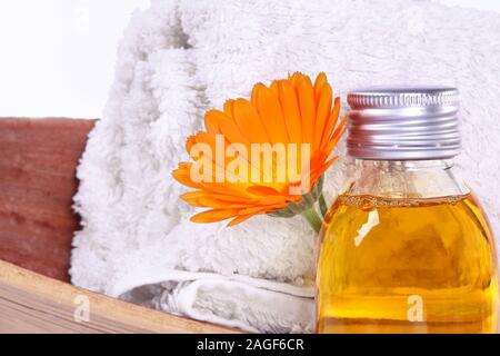 Calendula olio di balneazione Foto Stock