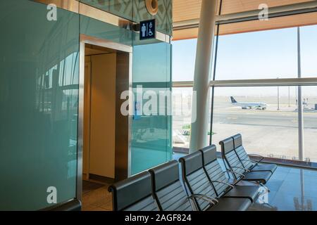 Segno per l uomo la toilette e fasciatoio presso il nuovissimo terminal 1 presso il King Abdulaziz International Airport (JED) a Jeddah, Arabia Saudita Foto Stock