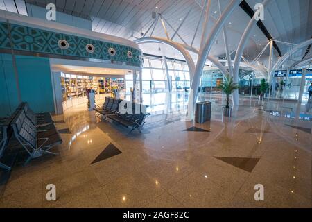 Piccolo negozio duty free presso il nuovissimo terminal 1 presso il King Abdulaziz International Airport (JED) a Jeddah, Arabia Saudita, durante una corsa di prova Foto Stock