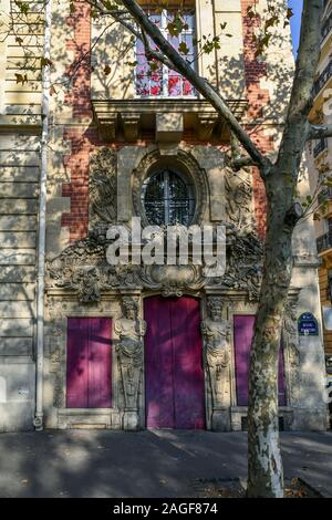 Facciata dell'Hotel Fieubet, antico hotel particulier ora sede dell'Ecole Massillon, in Quai des Celestins nel quartiere di Marais, Parigi, Francia Foto Stock