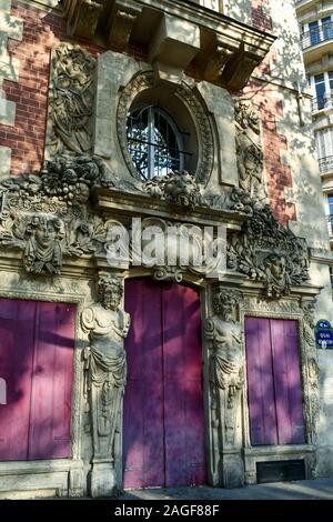 Facciata dell'Hotel Fieubet, antico hotel particulier ora sede dell'Ecole Massillon, in Quai des Celestins nel quartiere di Marais, Parigi, Francia Foto Stock