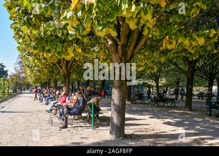 Cittadini e turisti rilassante sui banchi di Giovanni XXIII giardino nella Ile de la Cité isola in una soleggiata giornata autunnale, Parigi, Francia Foto Stock