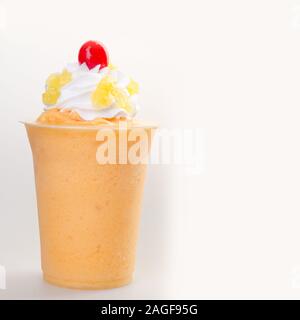 Yogurt o yogurt mango drick di ghiaccio su un nuovo sfondo Foto Stock